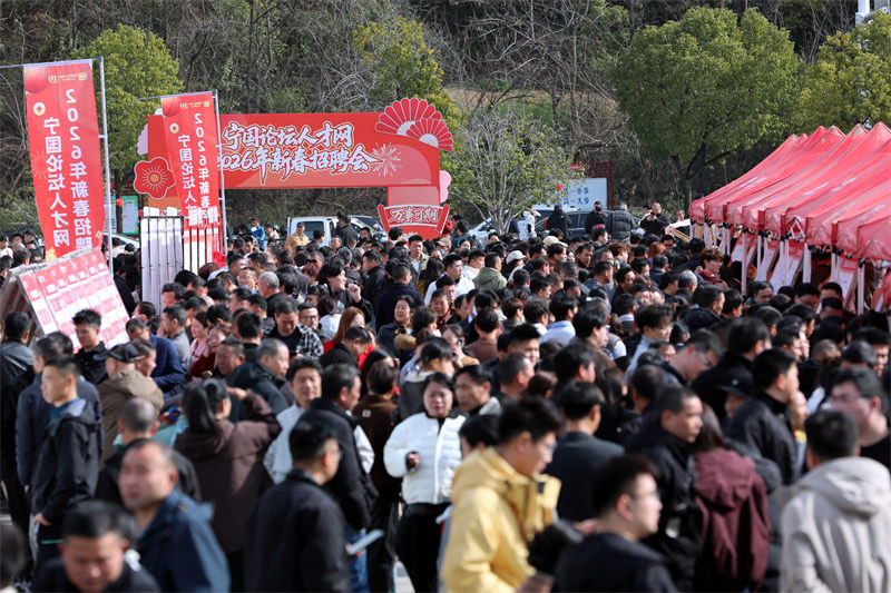 招聘会现场人气火爆