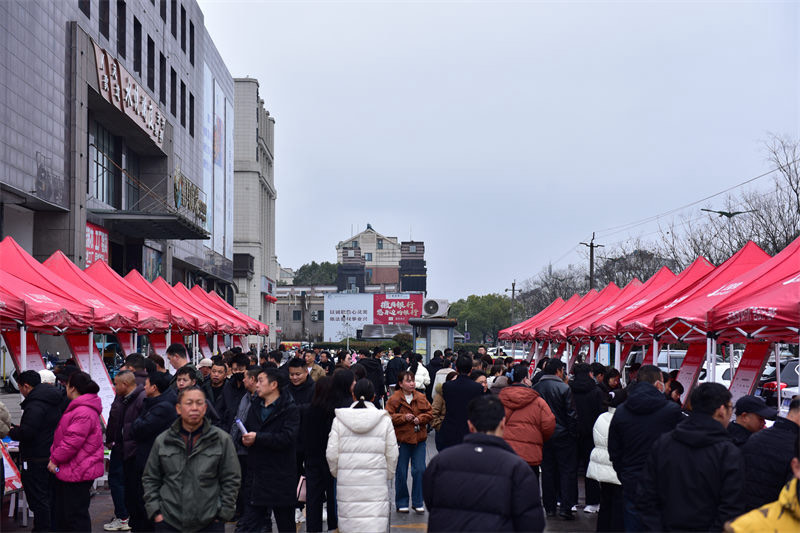 线下招聘会热闹场景